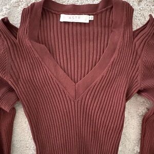 ASTR Ribbed V-Neck Sweater in Rust Brown